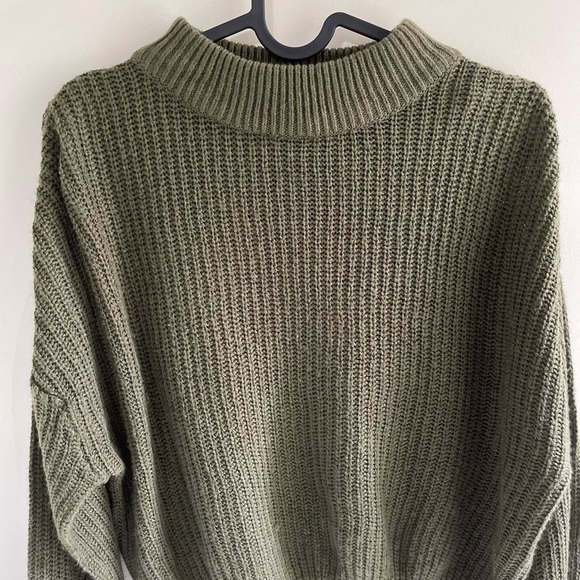 A crop top sweater, perfect for spring! - Picture 5 of 5